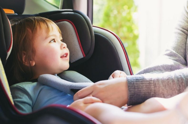 Една от големите отговорности, които имате като родители е да се погрижите за безопасността на мъничето си, когато го превозвате в автомобил. Затова и една от първите покупки, които трябва да направите веднага след раждането на малкото е детското столче за кола.